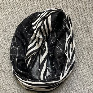 $2! 5 for $10 🔥Deena & Ozzy Black and Cream Striped Circle Scarf
